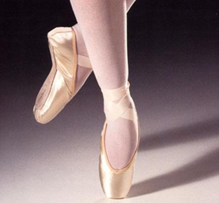 如何购买合适的足尖鞋_选购芭蕾舞鞋时应注意哪些