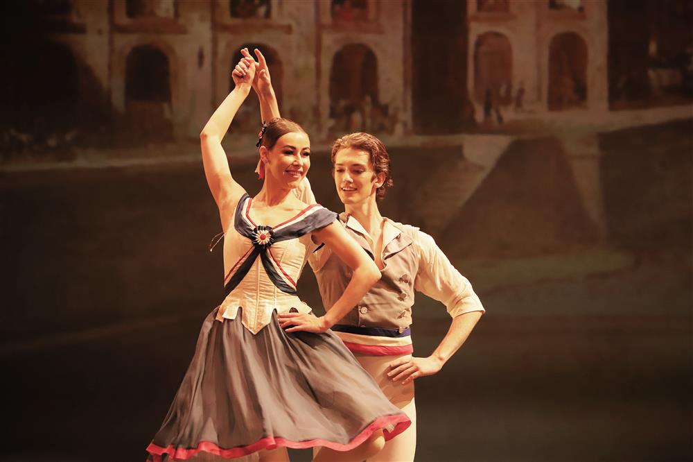 俄罗斯顶尖芭蕾舞团为沪带来旷世芭蕾盛典，《巴黎的火焰》剧照